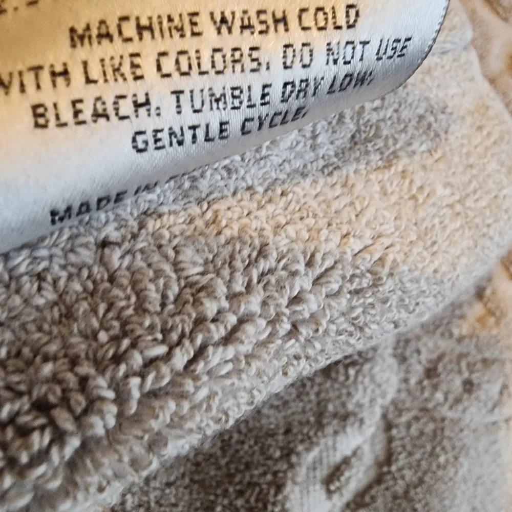 Common Thread 2 Bath Towels Medallion Abstract Jacquard Prints NWT